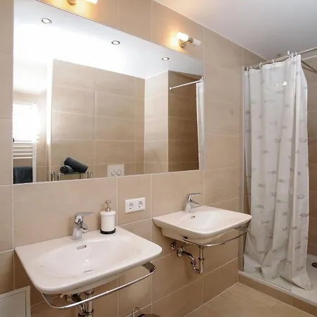 Designpension Traumschloss Garni מלון 2*