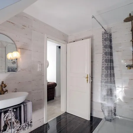Designpension Traumschloss Garni מלון 2*