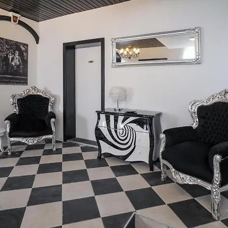 Designpension Traumschloss Garni מלון 2*