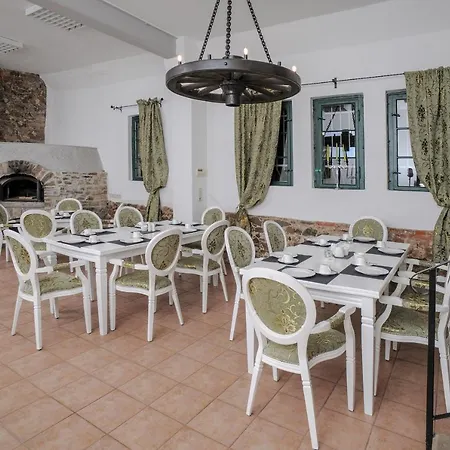 Designpension Traumschloss Garni מלון 2*